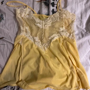 Gul topp  - Gul topp från Ferdille® Lingerie P Storleken står ej med, men verkar M 
