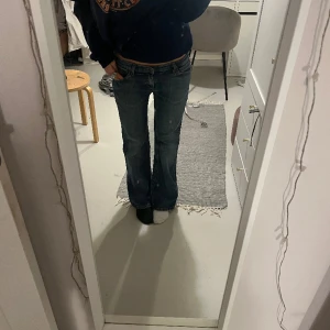 Lågmidjade bootcut jeans  - Lågmidjade bootcut jeans. Midjemått 37cm innerbenslängd 74 cm. Tryck köp nu om du vill köpa ❤️‍🔥