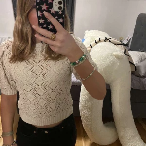 Stickad t-shirt - Broderad/stickad t-shirt från zara, använd fåtal gånger 