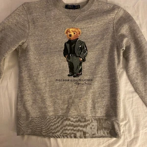 Polo Ralph Lauren tröja  - Säljer min Ralph Lauren tröja. Inga defekter eller hål. Köpt för 1300. Mitt pris 499. Storlek är XS passar mig bra som är 170.  Finns i Stockholm, kan även fraktas.