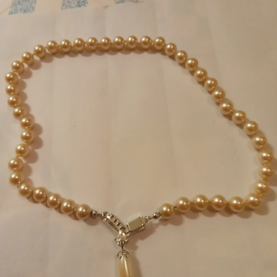 Pärlhalsband med vita pärlor . - 90