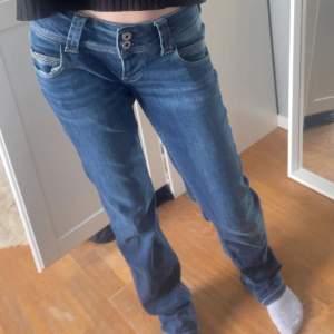Ett par low waist Pepe jeans i marinblå. Dom är inte använda mycket på grund av att dom var för stora. 1100 säljer för 500, skriv för mer bilder och för priset 