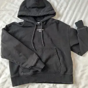 En svart Calvin Klein hoodie. Använd några få gånger och säljs pga att den inte kommer till användning. Hoodien är i jättebra skick. Ord pris 800kr
