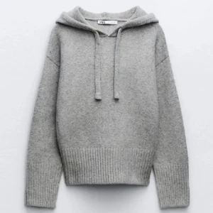 Stickad hoodie - Andvänt 2 gånger storlek L men sitter som en M, köpare står för frakt 