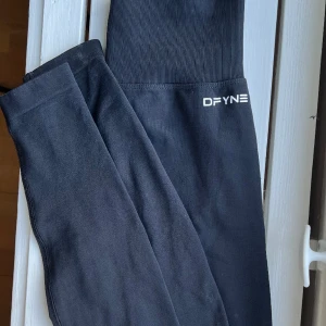 DFYNE leggings - OBS! Sista bilden är lånad. Supersnygga Träningstights från DFYNE, tyvärr passar dom inte mig men jag är säker att de sitter som en smäck på någon annan. Endast testade, därav priset. Nypris: 600kr + frakt + tull  