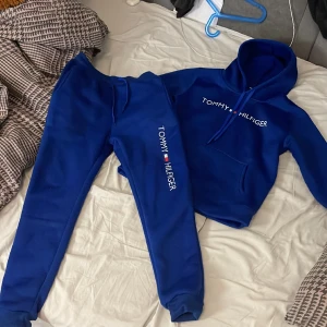 Tommyhilfiger - Säljer min tracksuit som tyvärr va för liten nör jag fick den i julklapp. Den e provar en gång . Sjukt skönt material och passar för folk som gillar slim fit . Köpt för 1500kr säljer för en 1000kr