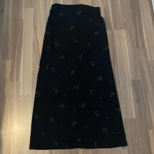 Maxi skirt, lång kjol - I mycket bra skick, från H&M storlek S