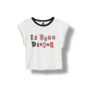 ”In your dreams” baby tee - ”In your dreams” tryck med cool text baby tee. Är i bra skick. (Storlek är mer som en S än M.) Tvättar innan jag postar/träffar upp. Har du frågor, vill ha fler bilder/bilder på, prisförslag eller annat tveka inte att höra av dig 