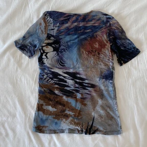 Snygg top / T-shirt  - Så snygg o cool topp/tshirt, inte säker på om jag vill sälja. Armarna är i meshtyg 💋