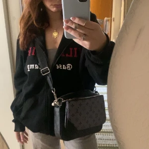 Louis Vuitton Bag - Äkta LV väska (Louis Vuitton) som inte används mer. SOM SPRILLANS NY.  INGA SKADOR ALLSSS!!!!! PRISET KAN DISKUTERAS OCH SÄNKAS. PRIVAT FÖR MER BILDER + INFORMATION!!! OOBBBSSS!!!!!!!  (KONTAKTA MIG OCH LÅT MIG SVARA INNAN DU KÖPER!!!!!!)