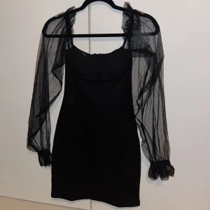 Svart miniklänning  - Nästan oanvänd svart miniklänning. 