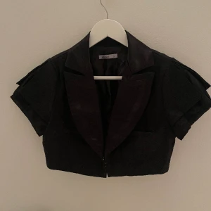 Svart bolero - Söt bolero i toppenskick, köptes secondhand med originalprislappen kvar🤍