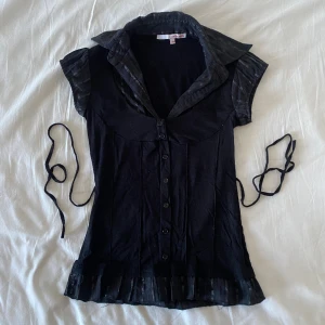 Supersnygg topp - Supersnygg topp! Kan knytas bak. Inte säker på om jag vill sälja 💋