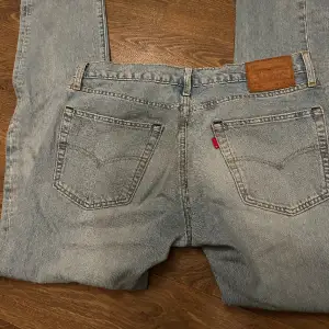 Säljer dessa snygga Levis jeans i modellen 502 i storlek W32 L34 . Knappt använda ! 