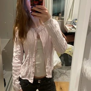 Kofta  - Säljer denhär koftan, jag vet inte vart den är ifrån för jag har klippt bort lappen som ni ser på bilden, den är ungefär storlek xxs/xs, den har även ett litet hål som man inte läggermärke till, jag har en bild på det 