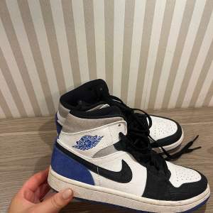 Nike Air Jordan 1 Mid SE 'Royal Black Toe. Använt fåtal gånger & är som nya. Inköpta för 2400 kr på GOAT:s hemsida. 💙