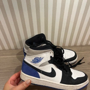 Air Jordan 1 Mid SE 'Royal Black Toe - Nike Air Jordan 1 Mid SE 'Royal Black Toe. Använt fåtal gånger & är som nya. Inköpta för 2400 kr på GOAT:s hemsida. 💙