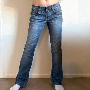 Lågmidjade utsvängda jeans skit snygga i mycket bra skick.😻💘