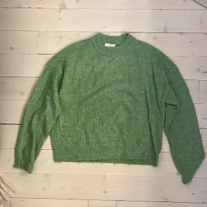 Grön stickad tröja från hm. Köparen står för frakt.