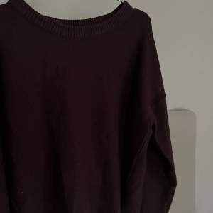 En jättefin stickad tröja i brun/lila färg. Använd endast en gång. Storlek M🥰köpt från ASOS 