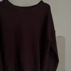 En jättefin stickad tröja i brun/lila färg. Använd endast en gång. Storlek M🥰köpt från ASOS 