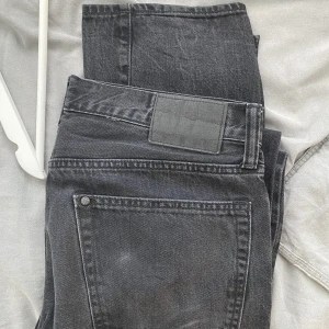 Jeans, vet ej märke - Tror det är Hm?  Storlek 34, sitter som 34x32. Skriv vid funderingar.