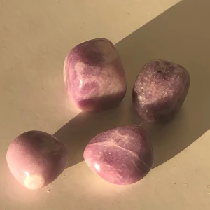 Lepidolit  - Lepidolitkristaller ca 1,5-2 cm stora. 10-15 kr beroende på storlek. Skriv om du har frågor eller vill ha fler bilder:)