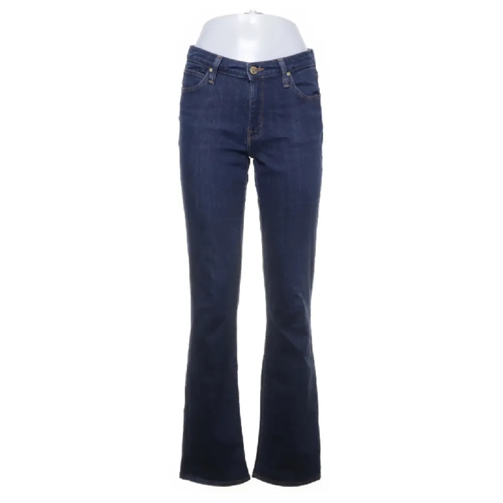 Mörkblå lågmidjade jeans från Lee i toppenskick! 😍. Jeans & Byxor.