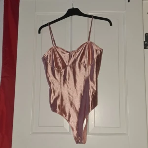 En rosa topp - Haft den 1 gång då den var förliten för mig. Passar XS/ S  Skriv vid intresse💕