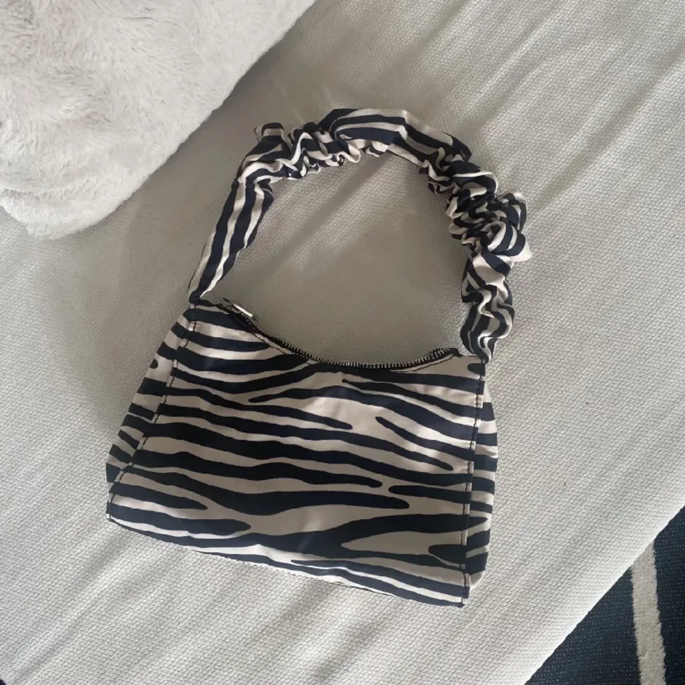 En söt liten handväska med zebra mönster, perfekt storlek när man bara ska ha med det viktigaste till krogen tex. 💃🏼 . Väskor.