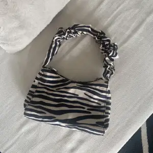 En söt liten handväska med zebra mönster, perfekt storlek när man bara ska ha med det viktigaste till krogen tex. 💃🏼 