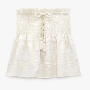 Vit kjol zara - Vit oanvänd kjol från zara, lappen sitter kvar.