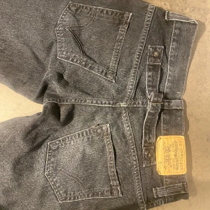 Vintage svarta Levi’s jeans  - Säljer dessa supercoola vintage lågmidjade Levi’s jeans som är i toppkvalitet. Skulle säga att de sitter baggy på S och mer tajt upptill på M. Skriv för mer info💗 