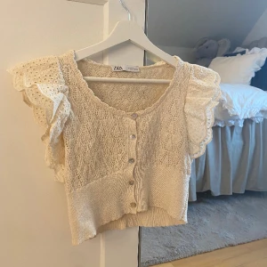 Zara topp - Superfin topp ifrån zara, som tyvärr inte kommer till användning, liten i storlek💞