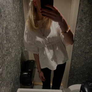 T-shirt med snörning  - Skitcool t-shirt med snörning från h&m, köpt för länge sedan så finns nog inte kvar men har bara använt den en gång💕 storlek L men går att reglera i och med snörningen, jag har normalt xs/s