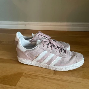 Gazelle skor - Gazelle skor från Adidas, sjuktsnygga. Köpte iår och använda men ändå i fint skick endast smuts därframme och lite där bak!!😁😁