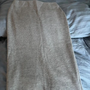 Kjol från zara - Långkjol från zara. Använd ett fåtal gånger och därför i bra skick! Har en slits där bak🩵