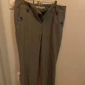 Kostymbyxor - Super fina grå rutiga kostymbyxor som är vintage, min mormors gamla. Snygga på och lite utsvängda men passar tyvärr inte mig :(❤️😓Från Stockholm LM