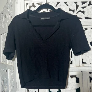 Cropped tshirt - Svart croppad tshirt med krage!  