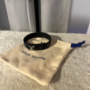 Louis Vuitton - LV leather bracelet Den e adjustable med 3 steg. Dust bag medföljer 