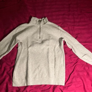Polo Ralph Lauren  - En Polo half zip köpt av en vän. Knappast använd inga synliga fel. Storlek S passar bra på allt mellan 165-180.  Skriv vid funderingar!
