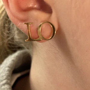 LO.VE örhängen - Snygga LO.VE örhängen