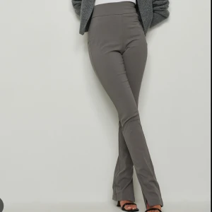 Nakd byxor - Säljer gråa och randiga helt oanvädna 70kr st, paketpris går att fixa