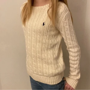 Ralph lauren tröja  - Ralph lauren tröja i bra skick! Använd några gånger, storlek M men passar S och XS. Originalpris ca 2000kr❤️