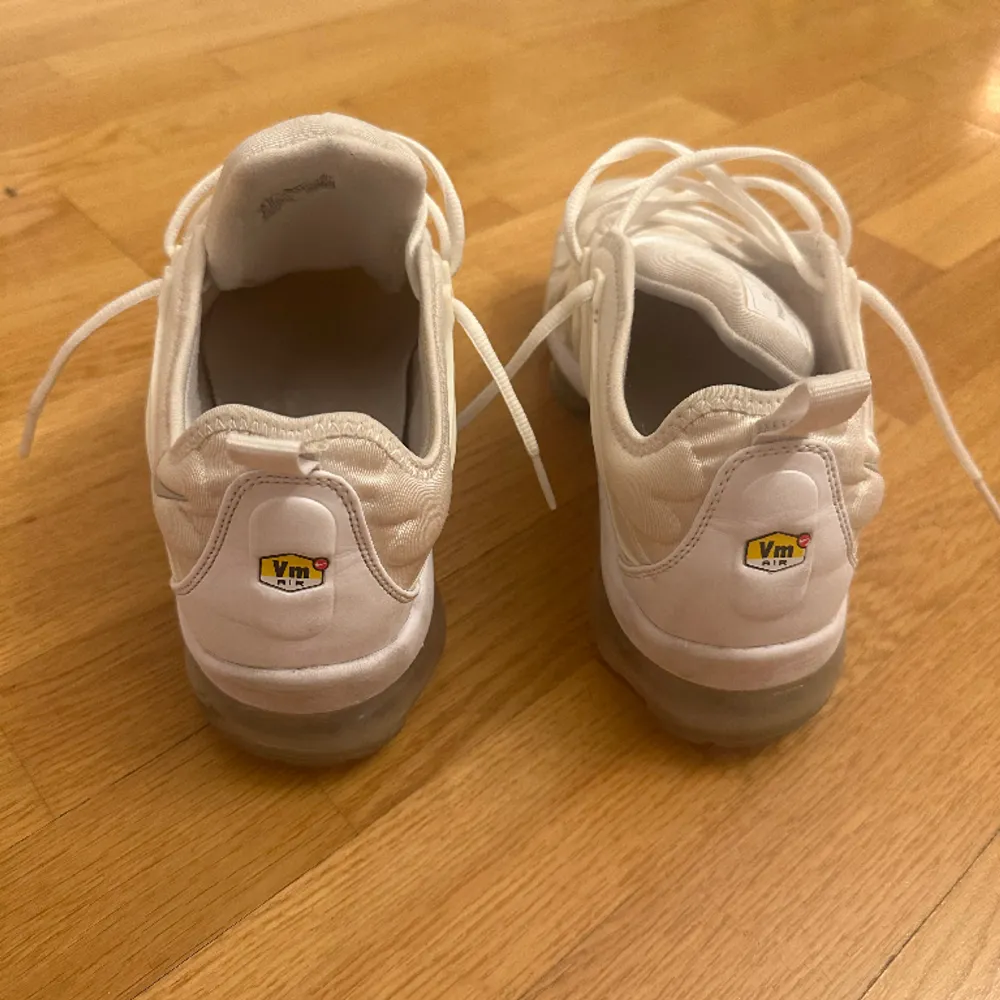 Äkta vita Nike vapormax skor köpta från zalando för 2745kr för ett tag sen men blev tyvärr inte använda så mycket eftersom de inte passade efter någon månad.. Skor.