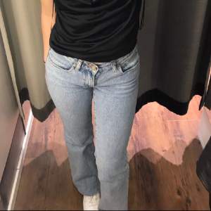 Säljer super snygga lågmidjade jeans från Abrand, dom är sparsamt använda så i väldigt fint skick. Säljer då dom inte längre kommer till användning. Modellen heter A 99 low boot Ariadne. Nypris 999kr, säljer mina för 600kr, priset kan diskuteras!💗