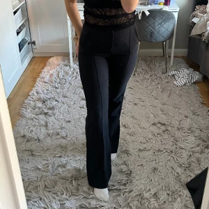 Kostymbyxor  - Skitsnygga svarta kostymbyxor från Gina. Använd fåtal gånger🩵