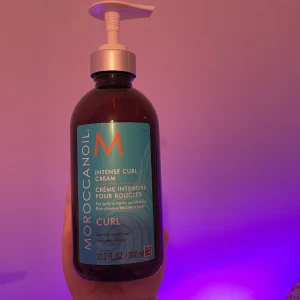 Moroccan oil curl cream - Helt ny curl cream från moroccan oil💓 Bara testad och säljs då den inte passade mitt hår💗Lultar väldigt gott och produkten är helt full💓Köptes på kicks och mitt pris är 300 men det går att diskuteras💗 