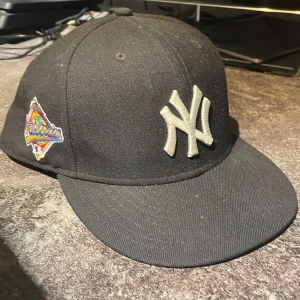 New era keps - En väldigt fin new era keps som inte är använd mycket och storlek 61,5 på kepsen
