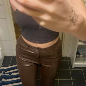 Bruna konstläderbyxor!  - Bra passform. Bra längd för långa personer (170cm) Byxorna är bra till hösten då de är varma på insidan!